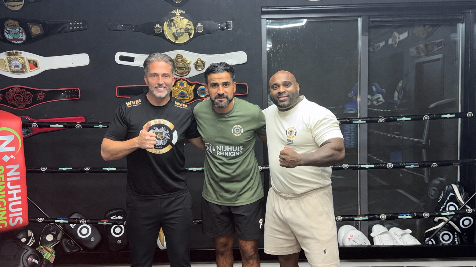 Het team van Bij Zichzelf samen in de boksring bij Atty’s Gym